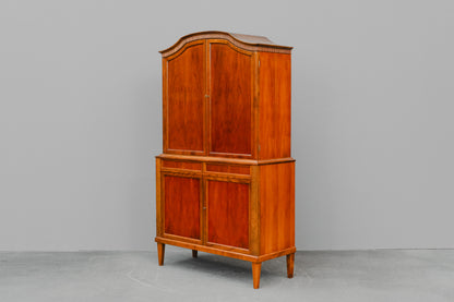 Buffetschrank im klassizistischem Stil in Nussbaum - Mitte des 20.Jahrhunderts