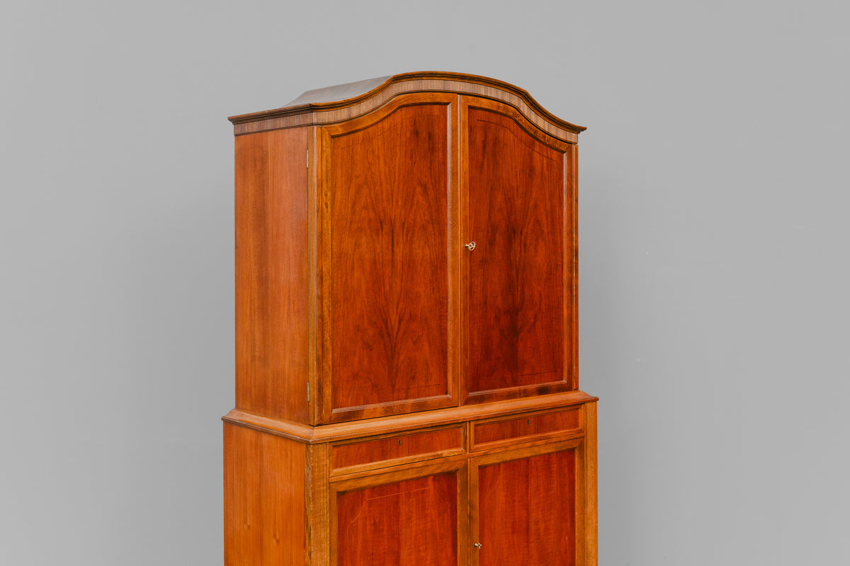 Buffetschrank im klassizistischem Stil in Nussbaum - Mitte des 20.Jahrhunderts