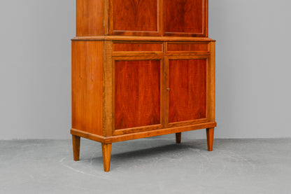 Buffetschrank im klassizistischem Stil in Nussbaum - Mitte des 20.Jahrhunderts