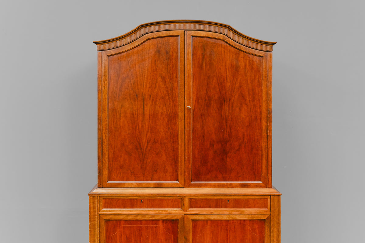 Buffetschrank im klassizistischem Stil in Nussbaum - Mitte des 20.Jahrhunderts