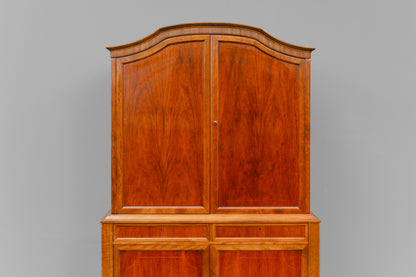 Buffetschrank im klassizistischem Stil in Nussbaum - Mitte des 20.Jahrhunderts