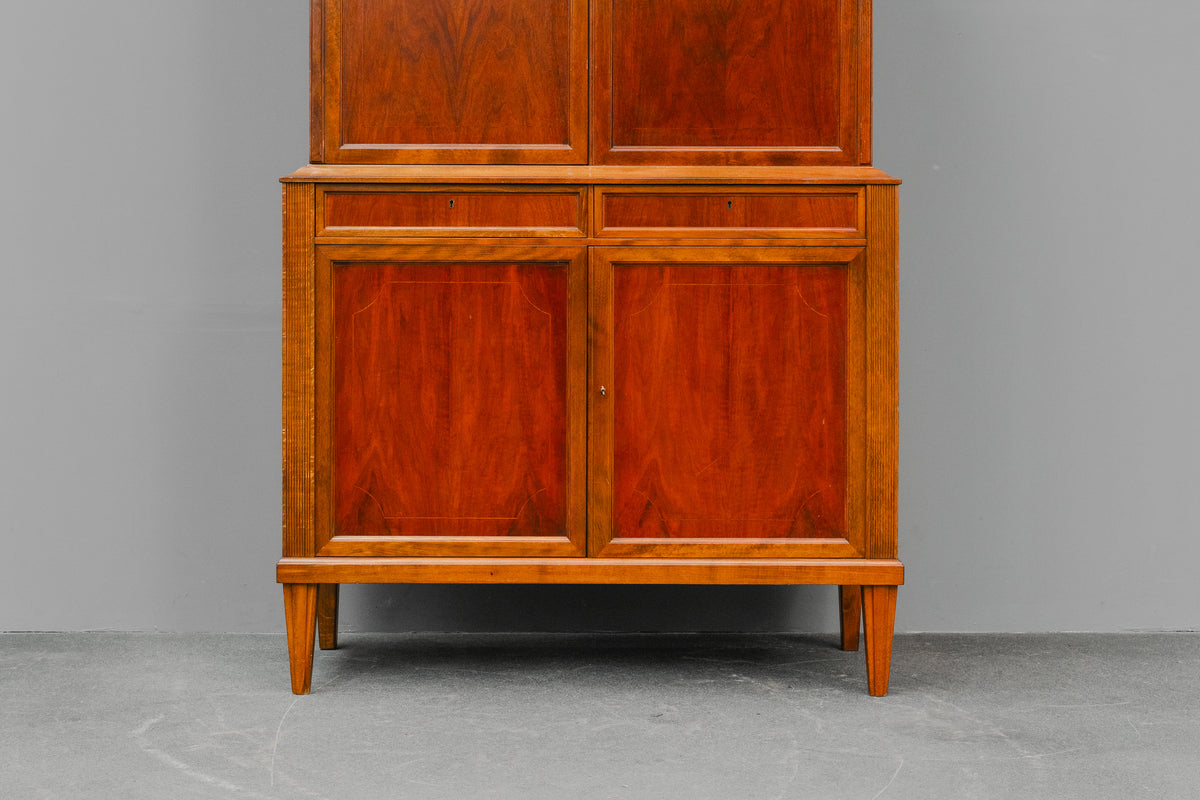 Buffetschrank im klassizistischem Stil in Nussbaum - Mitte des 20.Jahrhunderts