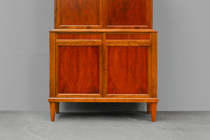 Buffetschrank im klassizistischem Stil in Nussbaum - Mitte des 20.Jahrhunderts