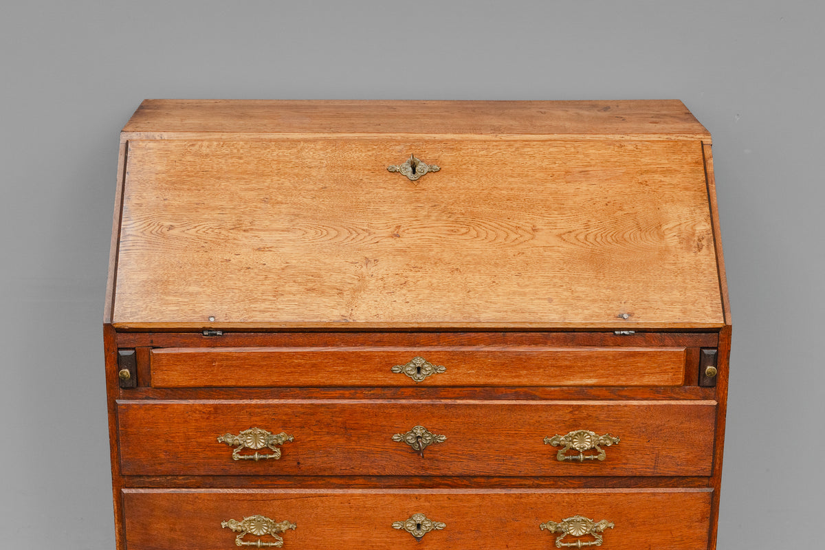 Biedermeier Schrägklappen-Sekretär in Eiche - erste Hälfte des 19.Jahrhunderts