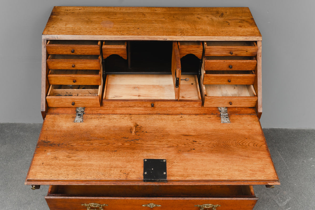 Biedermeier Schrägklappen-Sekretär in Eiche - erste Hälfte des 19.Jahrhunderts
