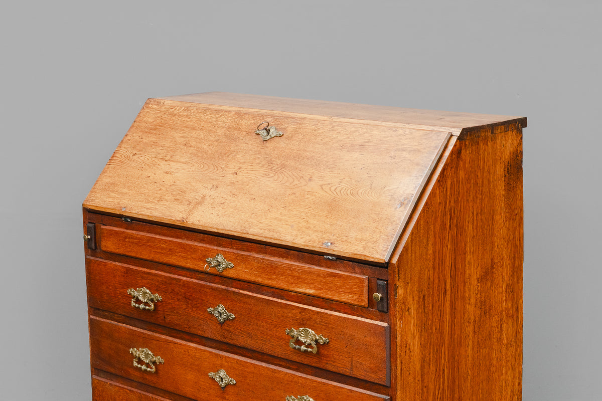 Biedermeier Schrägklappen-Sekretär in Eiche - erste Hälfte des 19.Jahrhunderts
