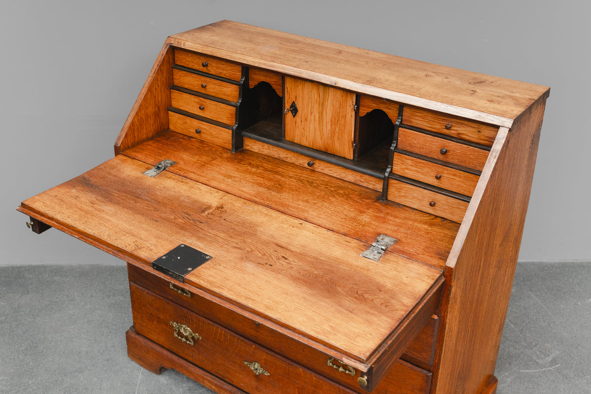 Biedermeier Schrägklappen-Sekretär in Eiche - erste Hälfte des 19.Jahrhunderts