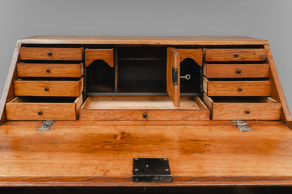 Biedermeier Schrägklappen-Sekretär in Eiche - erste Hälfte des 19.Jahrhunderts