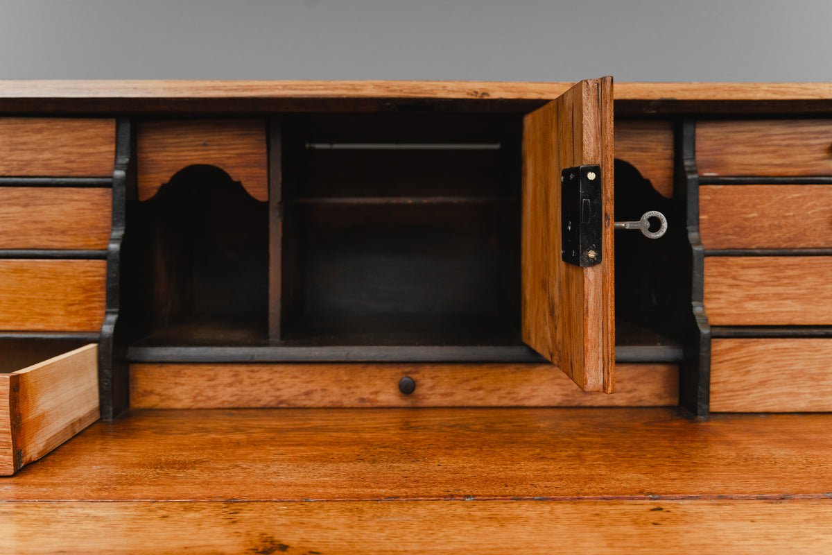 Biedermeier Schrägklappen-Sekretär in Eiche - erste Hälfte des 19.Jahrhunderts
