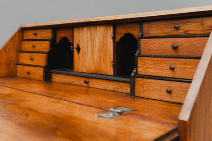 Biedermeier Schrägklappen-Sekretär in Eiche - erste Hälfte des 19.Jahrhunderts