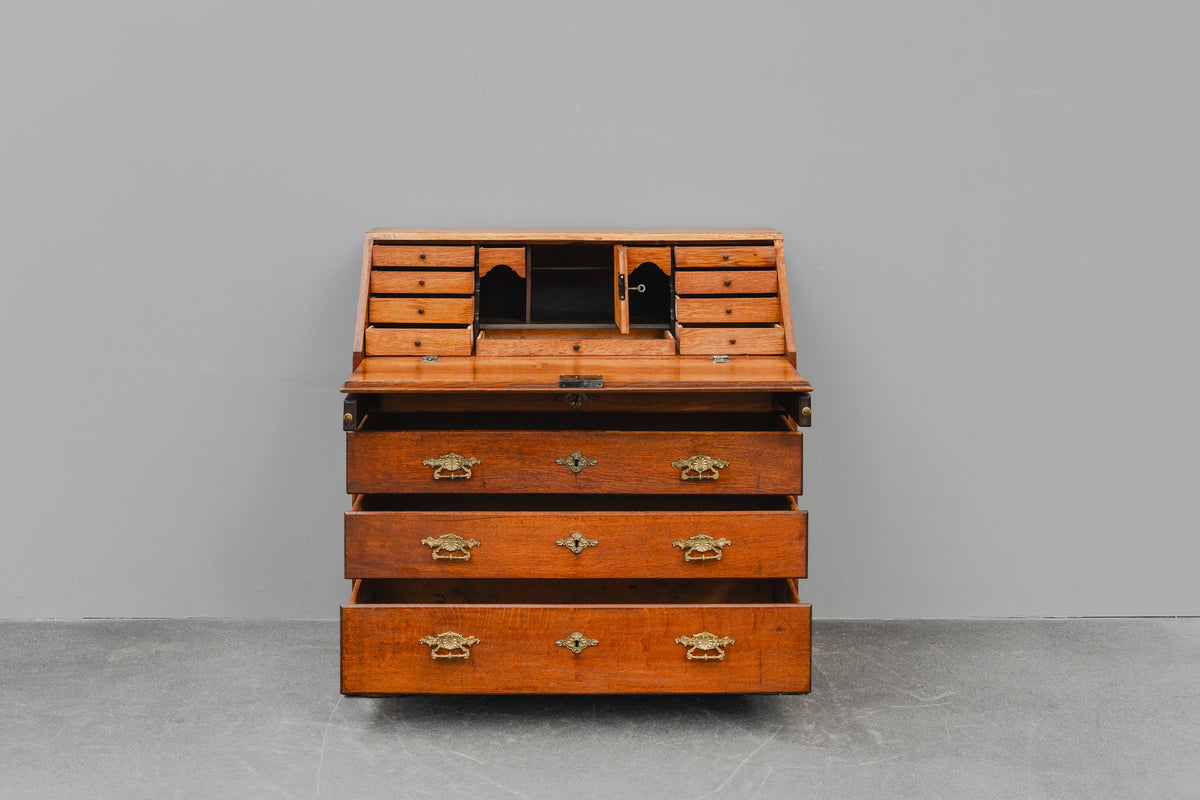 Biedermeier Schrägklappen-Sekretär in Eiche - erste Hälfte des 19.Jahrhunderts