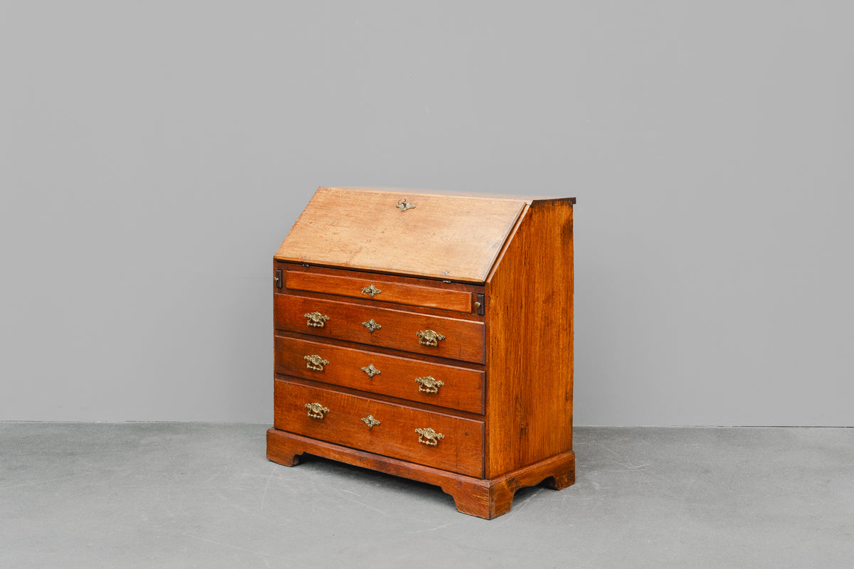 Biedermeier Schrägklappen-Sekretär in Eiche - erste Hälfte des 19.Jahrhunderts