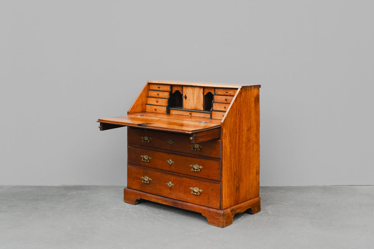 Biedermeier Schrägklappen-Sekretär in Eiche - erste Hälfte des 19.Jahrhunderts