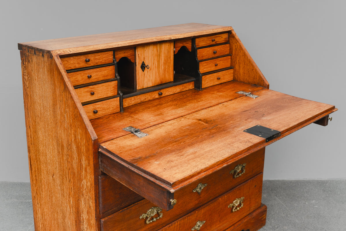 Biedermeier Schrägklappen-Sekretär in Eiche - erste Hälfte des 19.Jahrhunderts