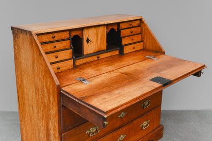 Biedermeier Schrägklappen-Sekretär in Eiche - erste Hälfte des 19.Jahrhunderts