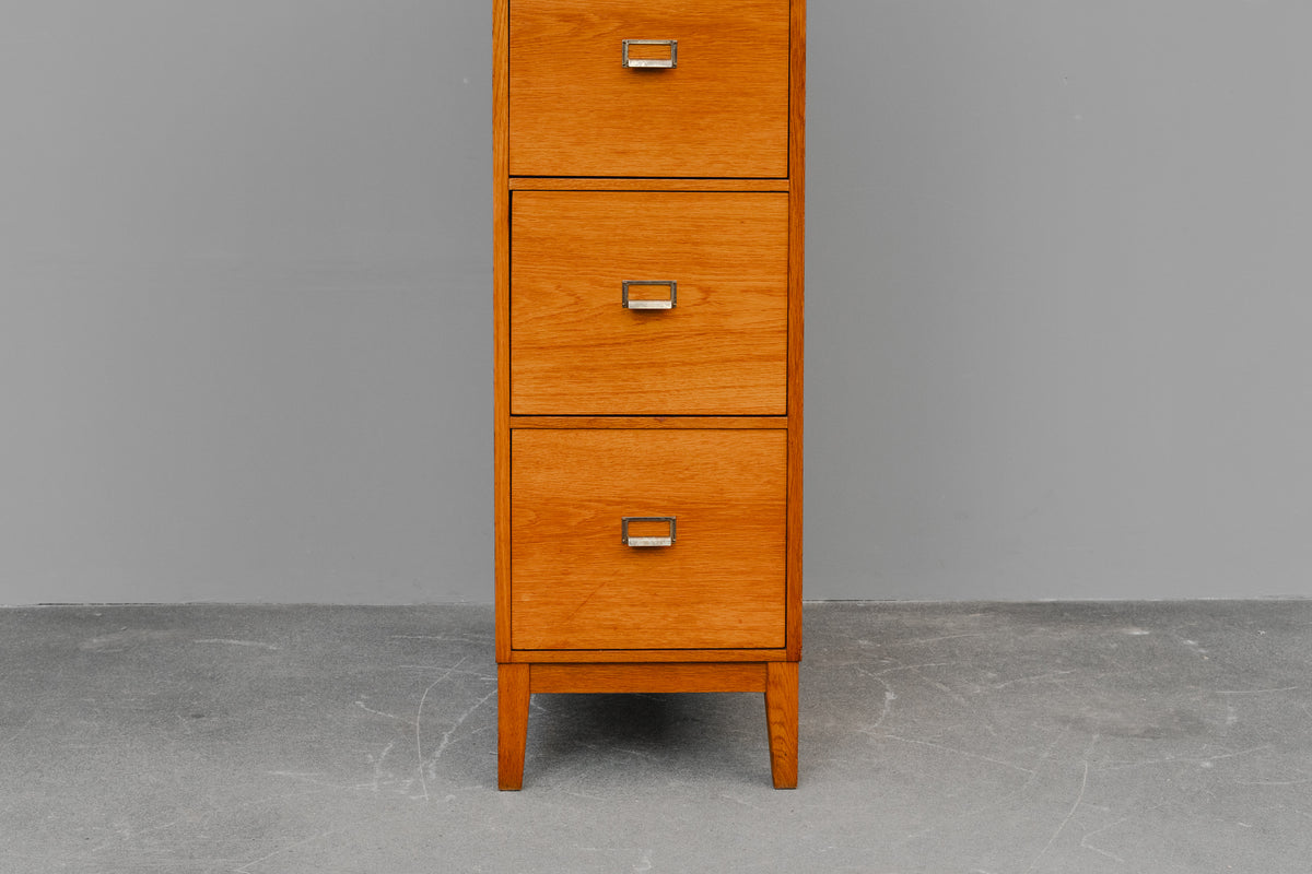 Aktenschrank im Industriedesign in Eiche - Mitte des 20.Jahrhunderts