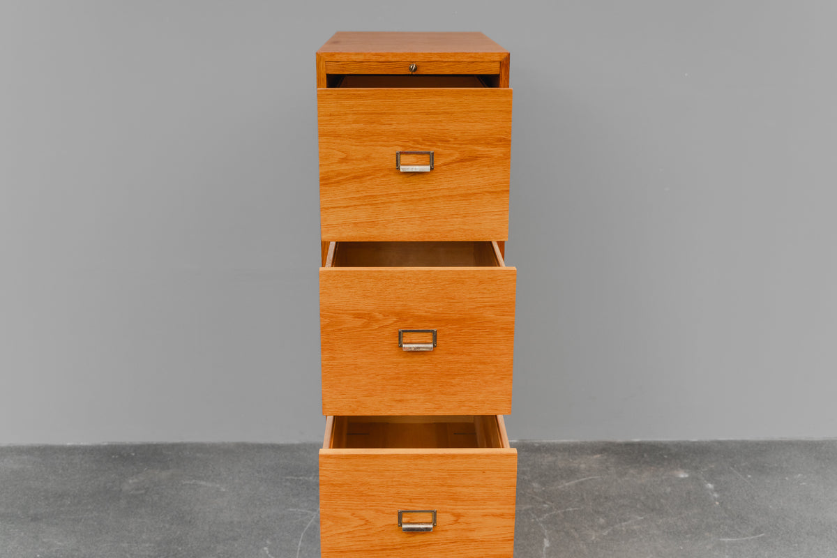Aktenschrank im Industriedesign in Eiche - Mitte des 20.Jahrhunderts