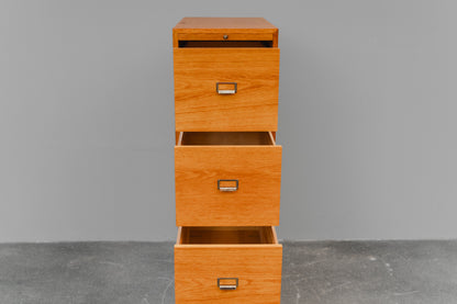 Aktenschrank im Industriedesign in Eiche - Mitte des 20.Jahrhunderts