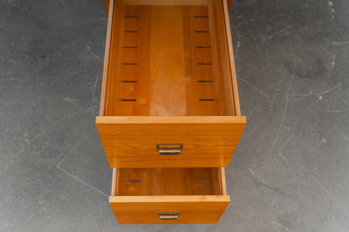 Aktenschrank im Industriedesign in Eiche - Mitte des 20.Jahrhunderts