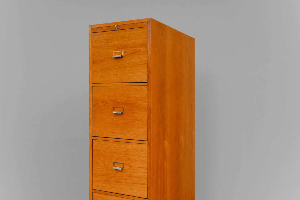 Aktenschrank im Industriedesign in Eiche - Mitte des 20.Jahrhunderts