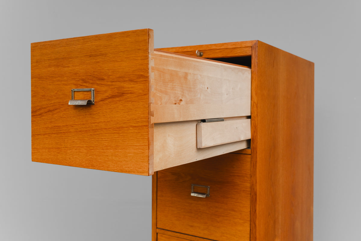 Aktenschrank im Industriedesign in Eiche - Mitte des 20.Jahrhunderts