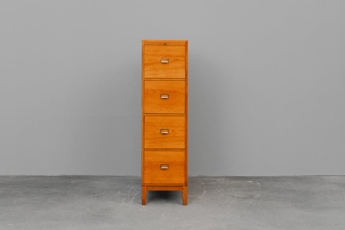 Aktenschrank im Industriedesign in Eiche - Mitte des 20.Jahrhunderts