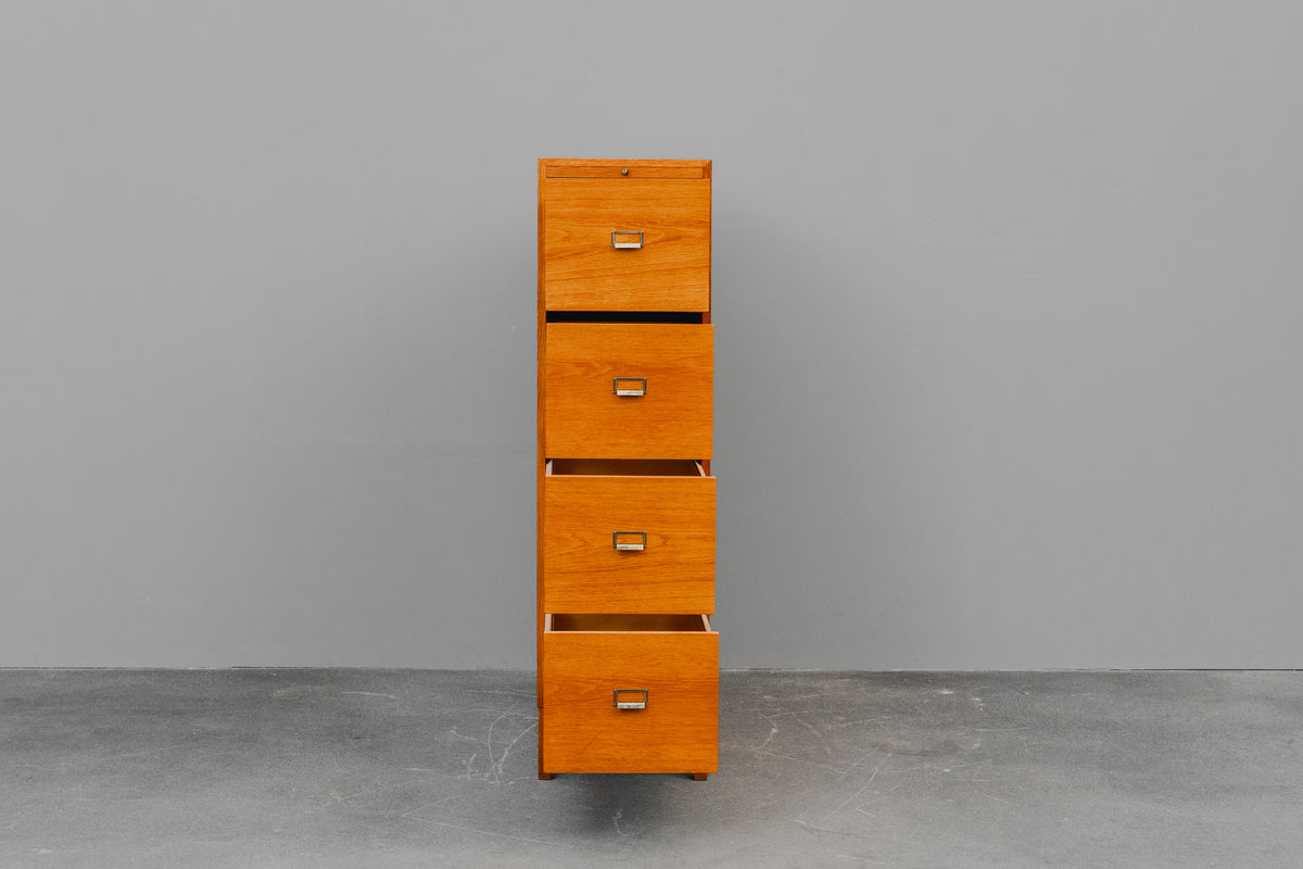 Aktenschrank im Industriedesign in Eiche - Mitte des 20.Jahrhunderts