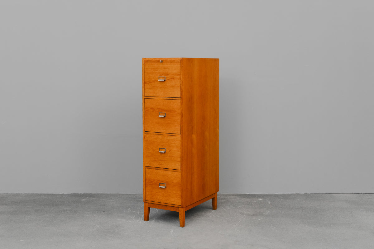 Aktenschrank im Industriedesign in Eiche - Mitte des 20.Jahrhunderts