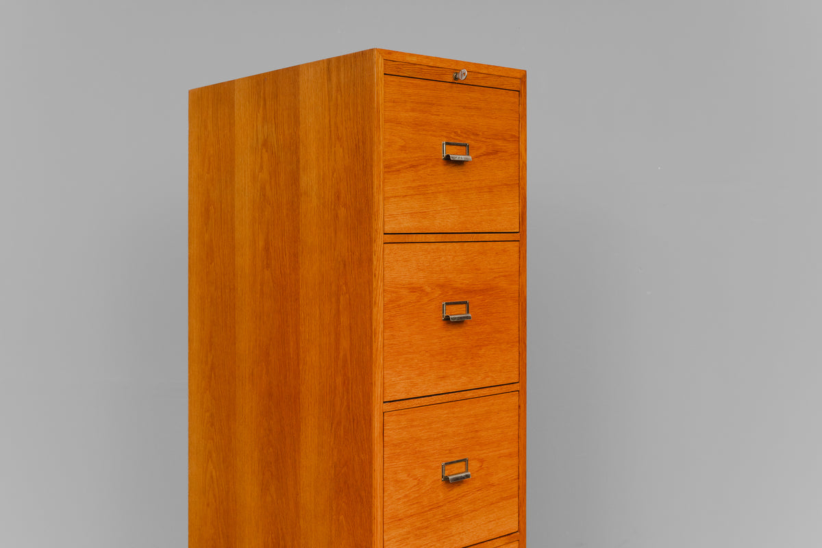 Aktenschrank im Industriedesign in Eiche - Mitte des 20.Jahrhunderts