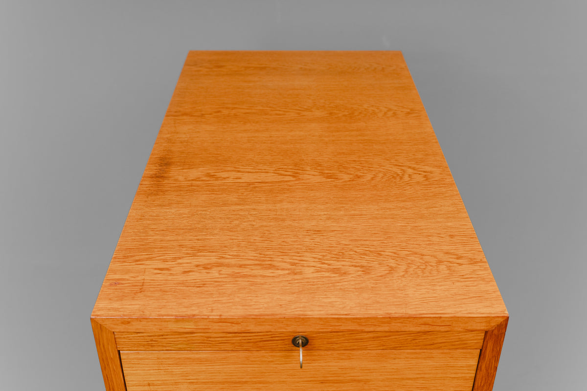 Aktenschrank im Industriedesign in Eiche - Mitte des 20.Jahrhunderts