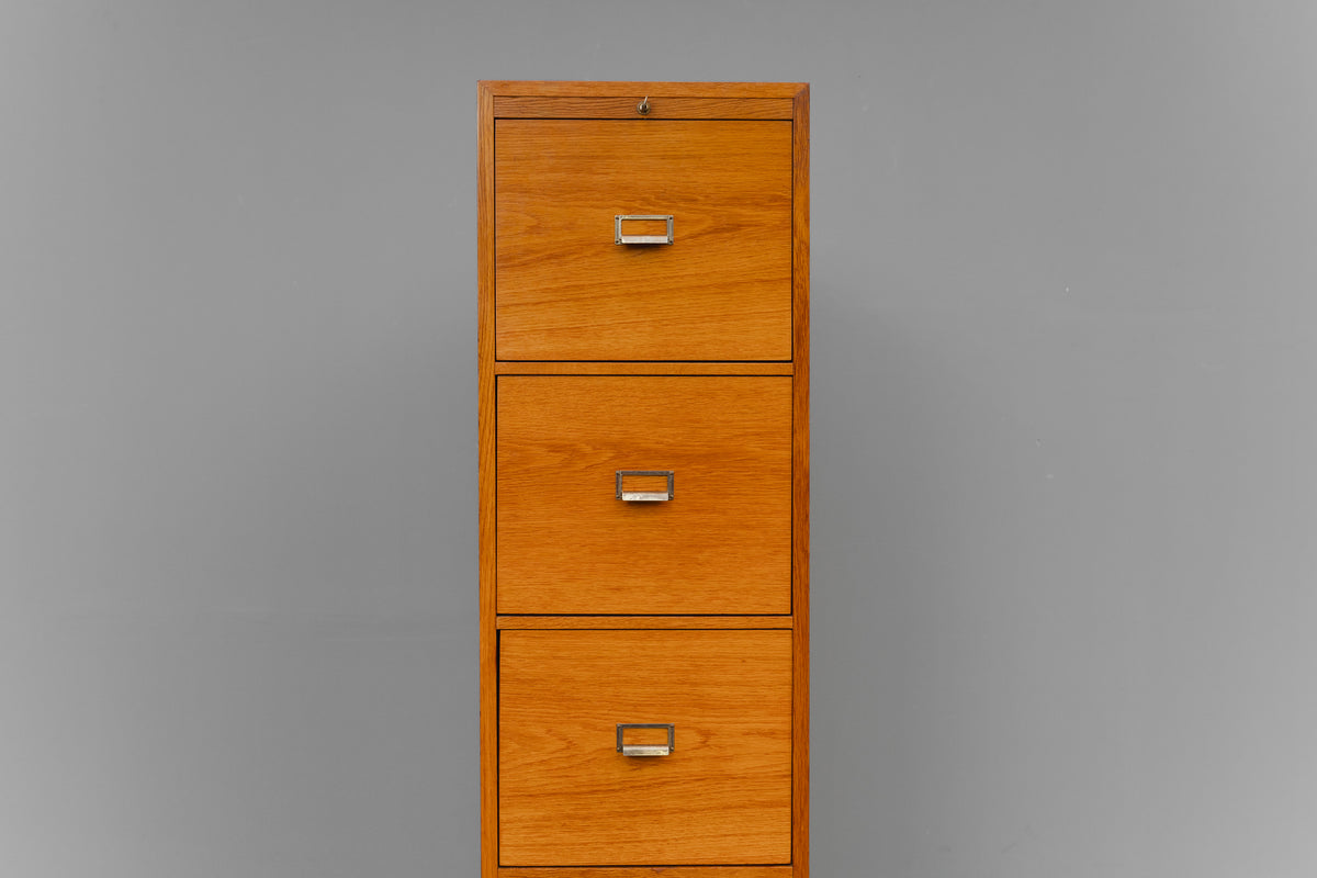 Aktenschrank im Industriedesign in Eiche - Mitte des 20.Jahrhunderts