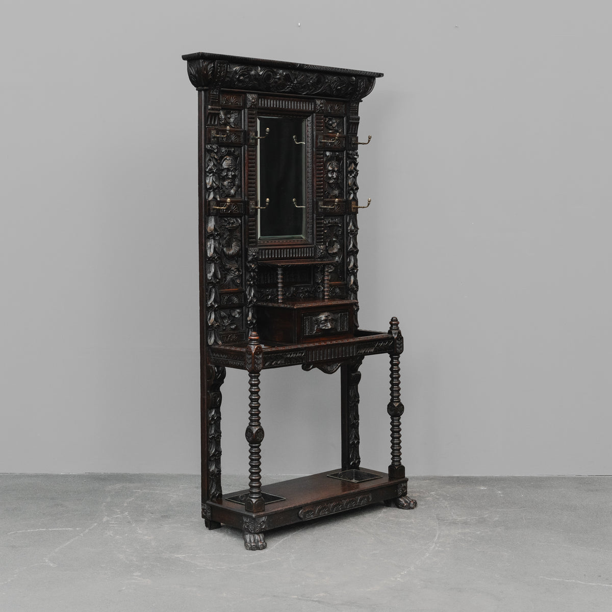 Große Neorenaissance Garderobe in Nussbaum - Ende des 19.Jahrhunderts