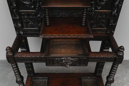 Große Neorenaissance Garderobe in Nussbaum - Ende des 19.Jahrhunderts
