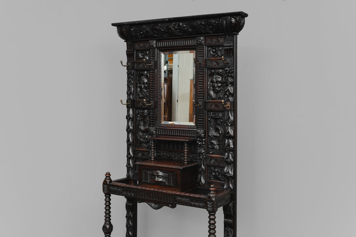 Große Neorenaissance Garderobe in Nussbaum - Ende des 19.Jahrhunderts