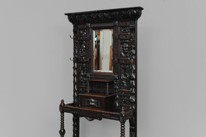 Große Neorenaissance Garderobe in Nussbaum - Ende des 19.Jahrhunderts