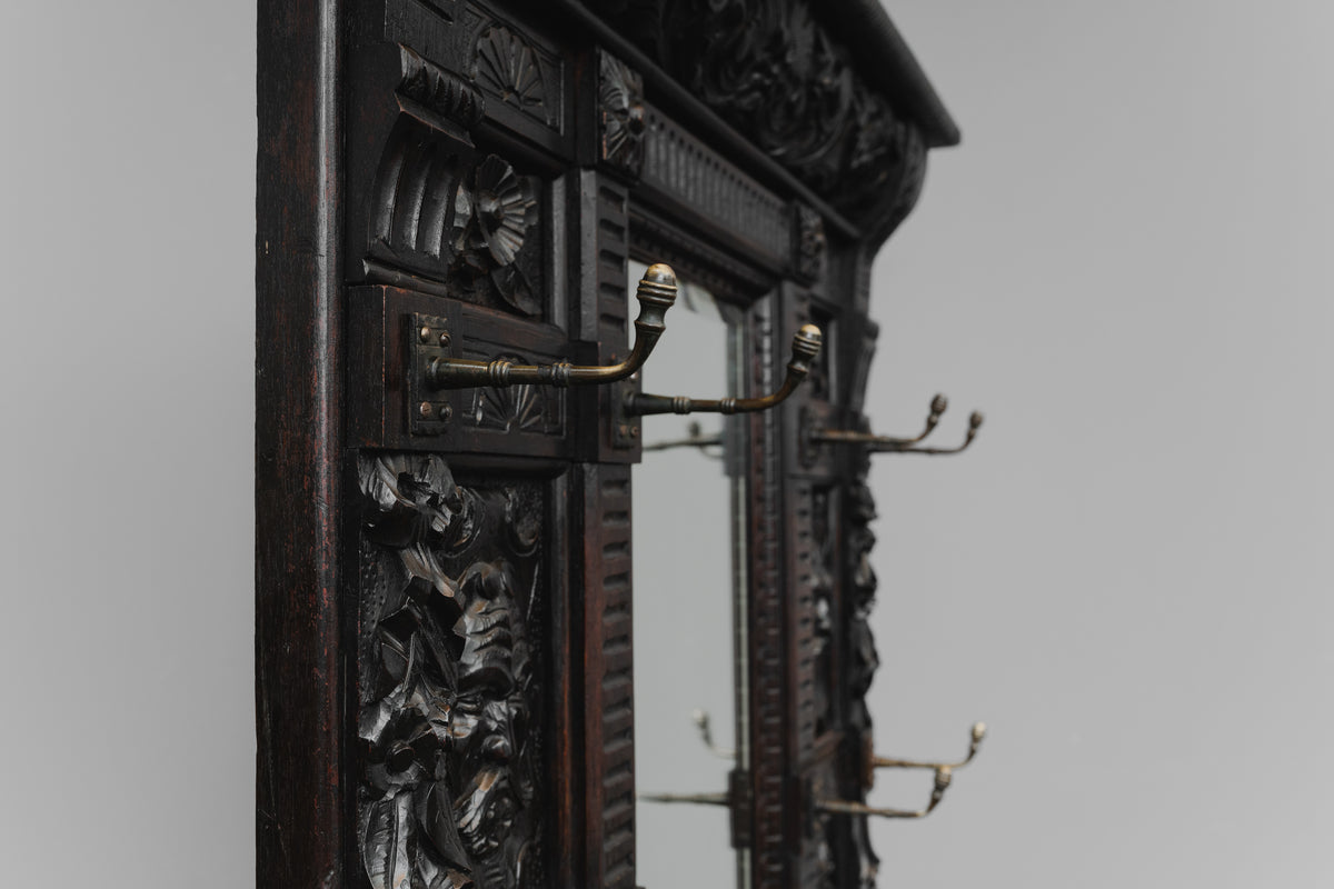 Große Neorenaissance Garderobe in Nussbaum - Ende des 19.Jahrhunderts