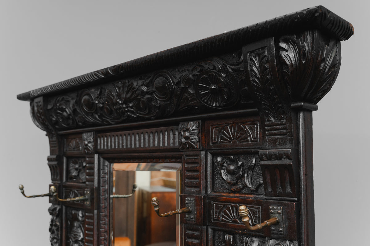 Große Neorenaissance Garderobe in Nussbaum - Ende des 19.Jahrhunderts