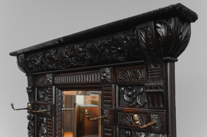 Große Neorenaissance Garderobe in Nussbaum - Ende des 19.Jahrhunderts