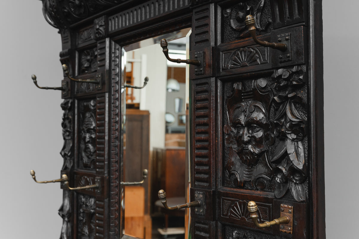 Große Neorenaissance Garderobe in Nussbaum - Ende des 19.Jahrhunderts