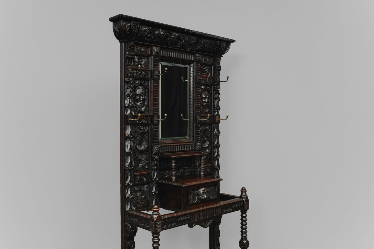 Große Neorenaissance Garderobe in Nussbaum - Ende des 19.Jahrhunderts