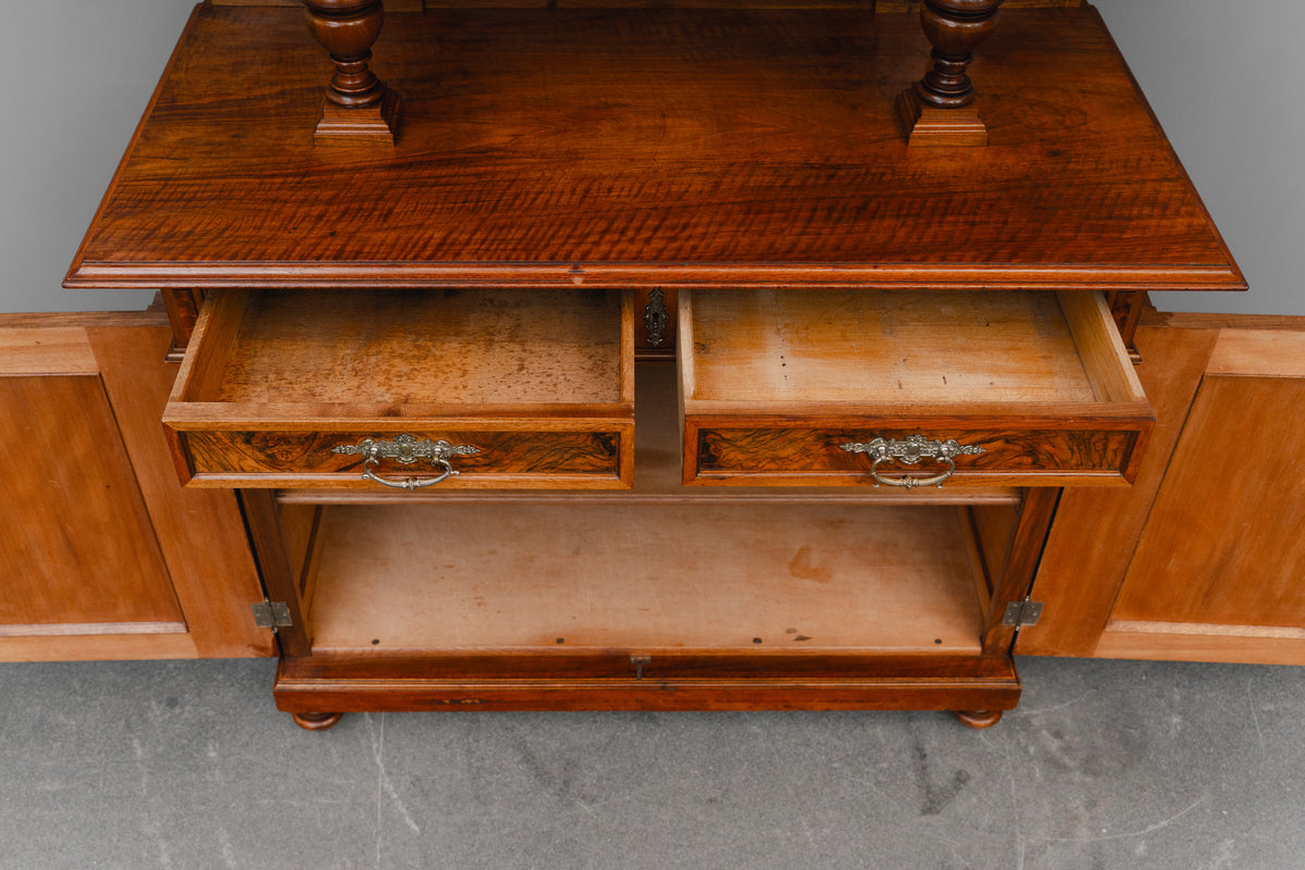 Gründerzeit Buffetschrank in Nussbaum - zweite Hälfte des 19.Jahrhunderts