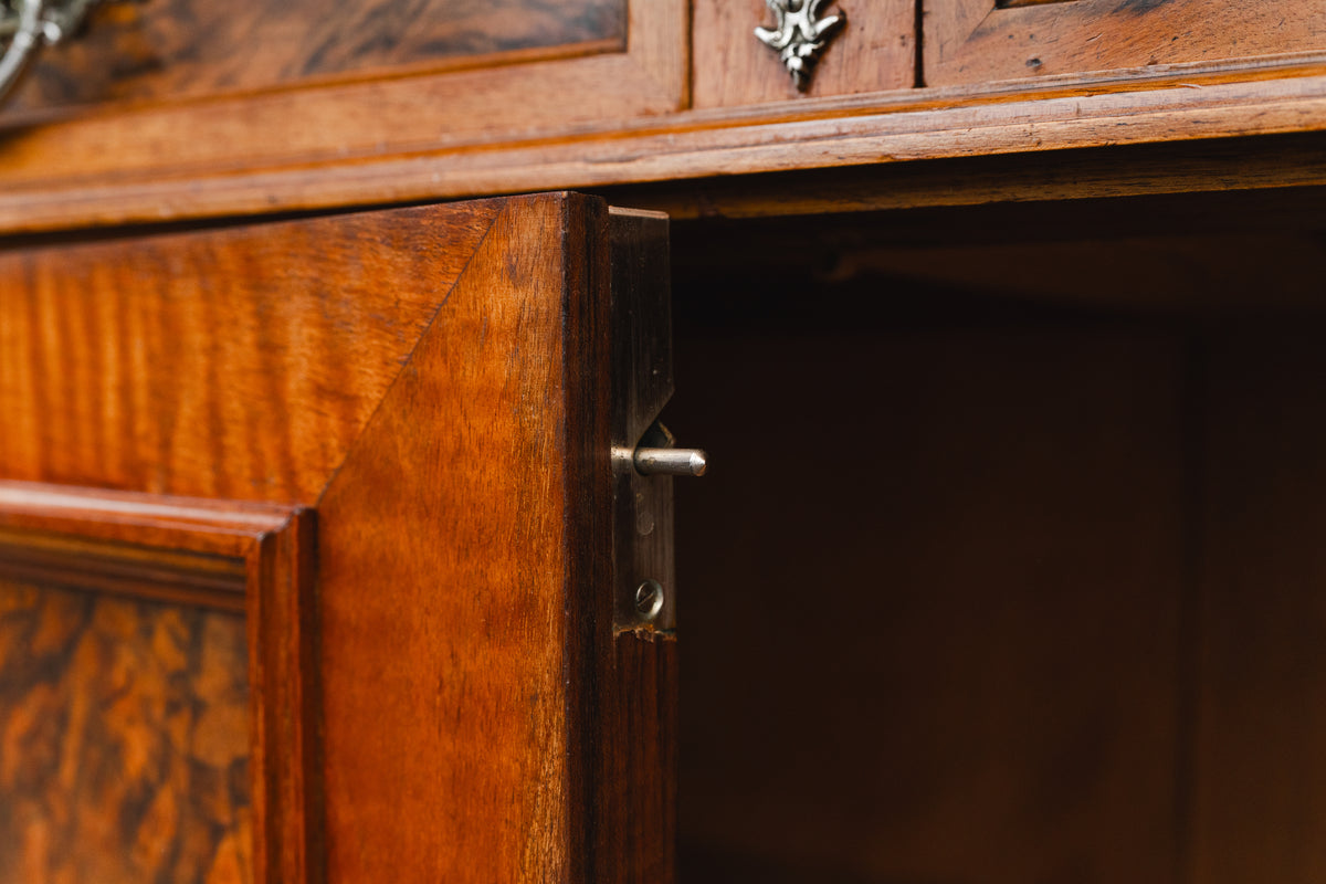 Gründerzeit Buffetschrank in Nussbaum - zweite Hälfte des 19.Jahrhunderts
