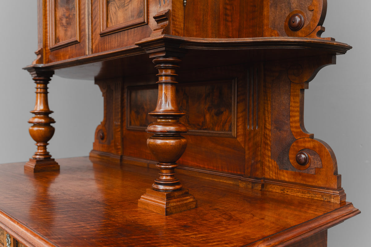 Gründerzeit Buffetschrank in Nussbaum - zweite Hälfte des 19.Jahrhunderts
