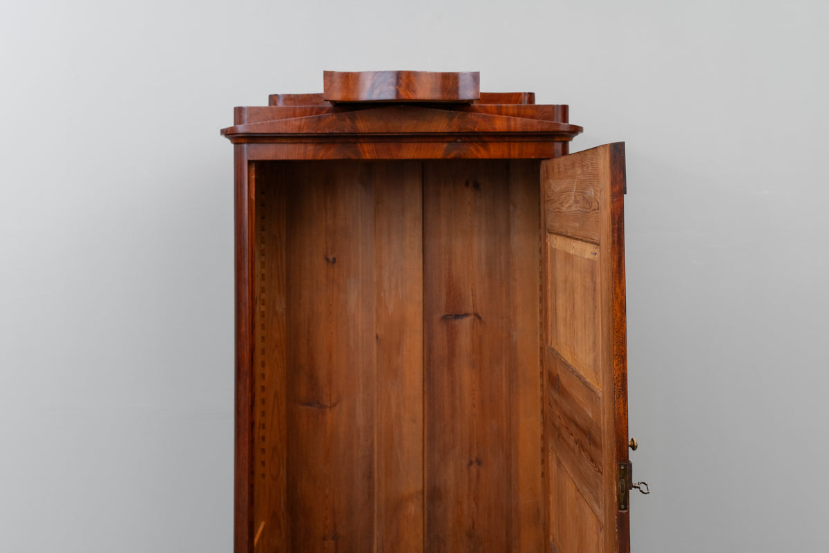 Biedermeier Garderobenschrank in Mahagoni - erste Hälfte des 19.Jahrhunderts