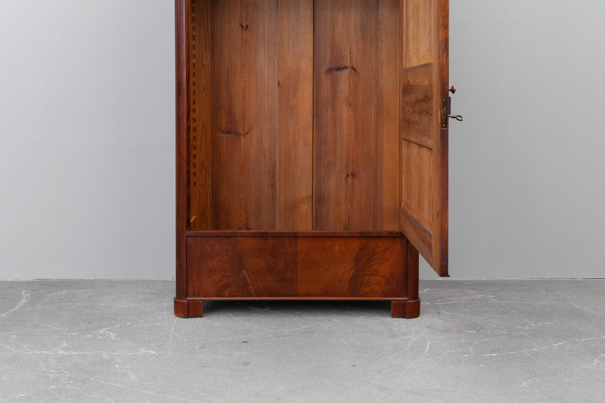 Biedermeier Garderobenschrank in Mahagoni - erste Hälfte des 19.Jahrhunderts