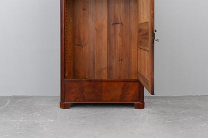 Biedermeier Garderobenschrank in Mahagoni - erste Hälfte des 19.Jahrhunderts