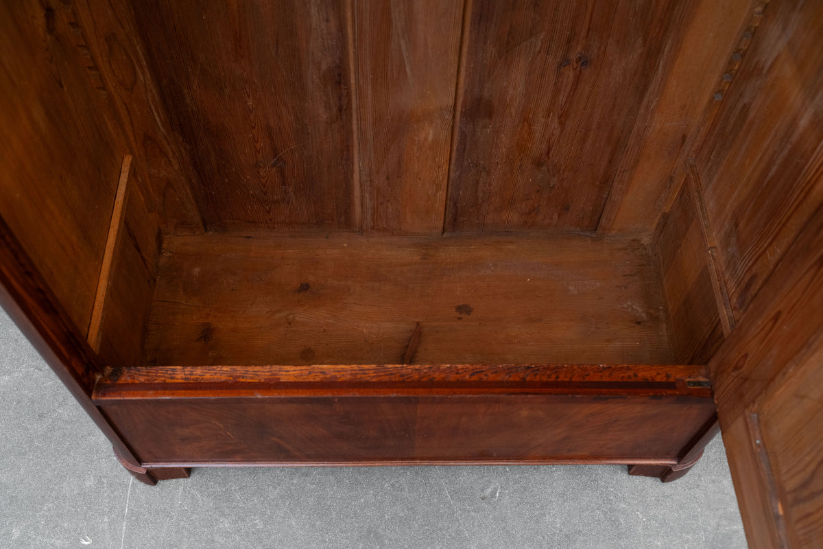 Biedermeier Garderobenschrank in Mahagoni - erste Hälfte des 19.Jahrhunderts
