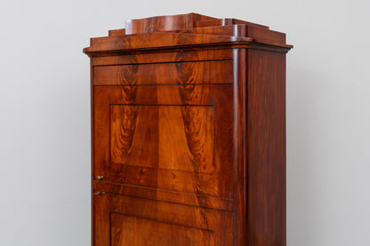 Biedermeier Garderobenschrank in Mahagoni - erste Hälfte des 19.Jahrhunderts