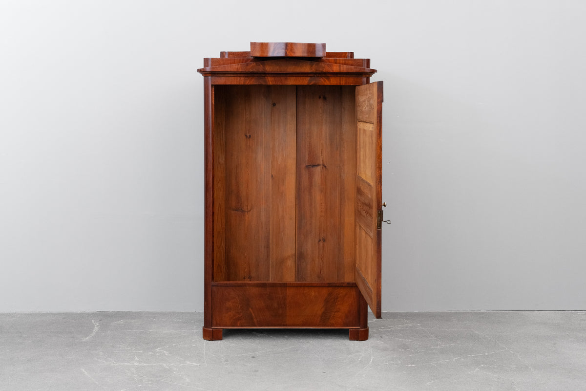 Biedermeier Garderobenschrank in Mahagoni - erste Hälfte des 19.Jahrhunderts