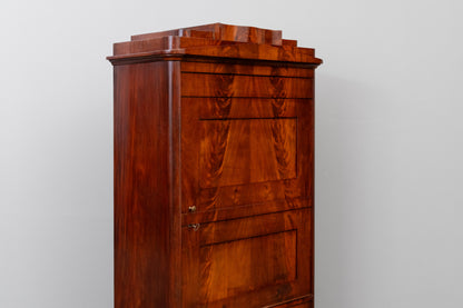 Biedermeier Garderobenschrank in Mahagoni - erste Hälfte des 19.Jahrhunderts